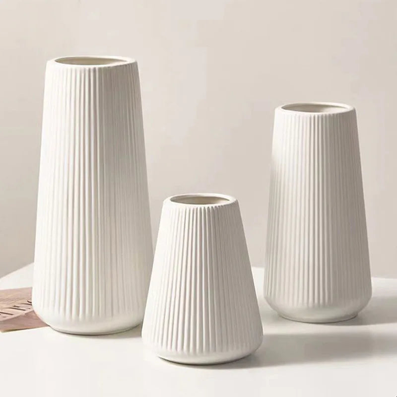 vases blancs rayures verticales modernes bouquets fleurs artificielles durable table decoration