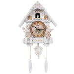 horloge murale classique château oiseaux feuilles fenêtres salon blanc
