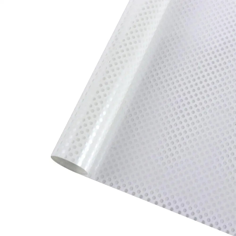 grille ventilation opaque moderne noir blanc perforations régulières fenêtre isolation thermique