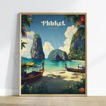 Une affiche de voyage représentant un paysage tropical paradisiaque de Phuket, en Thaïlande, avec des collines abruptes, des eaux turquoises et des bateaux traditionnels amarrés sur la plage.