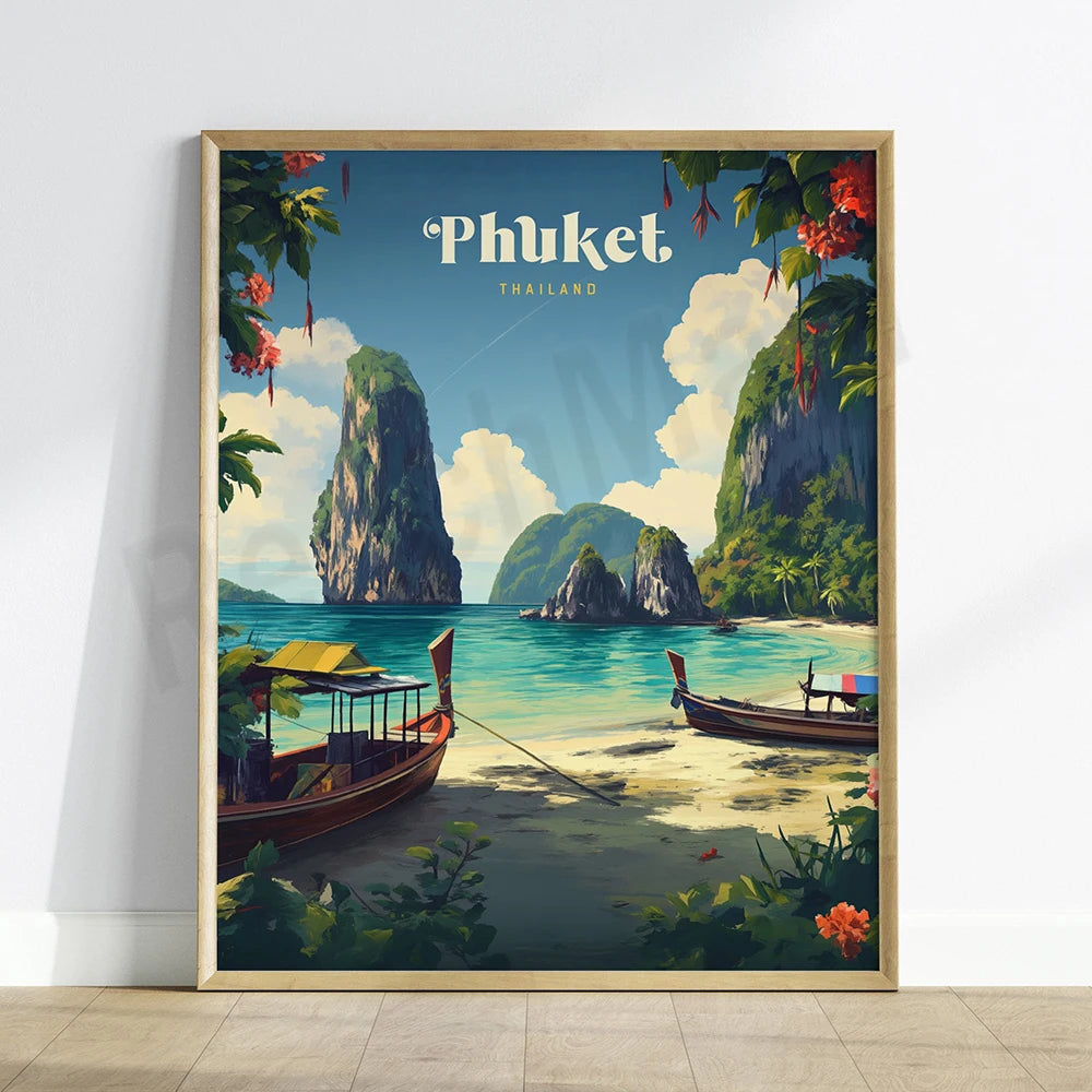 Une affiche de voyage représentant un paysage tropical paradisiaque de Phuket, en Thaïlande, avec des collines abruptes, des eaux turquoises et des bateaux traditionnels amarrés sur la plage.