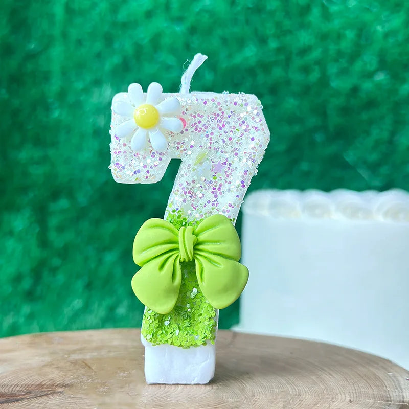 bougies anniversaire fleurs blanches jaunes ruban vert décor enfant paillettes multicolores festives gâteau