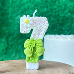 bougies anniversaire fleurs blanches jaunes ruban vert décor enfant paillettes multicolores festives gâteau