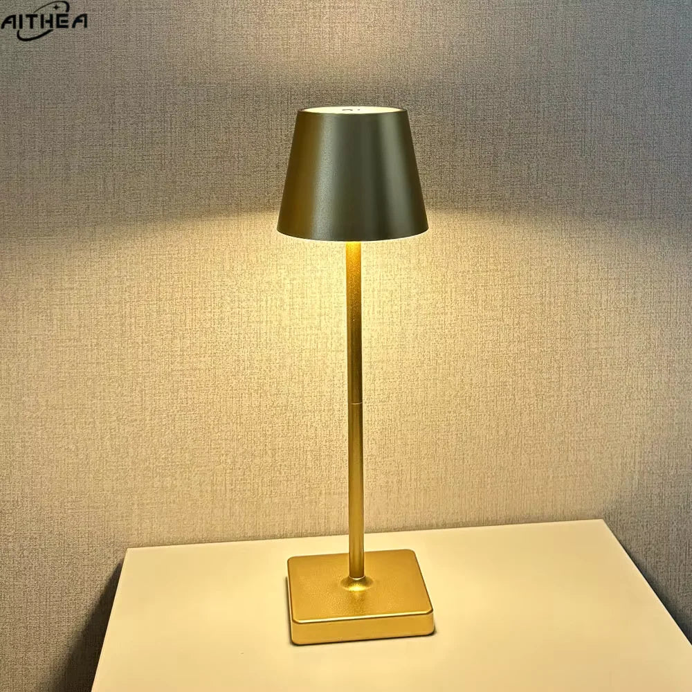 Lampe de chevet LED rechargeable blanche allumée en ambiance chaleureuse