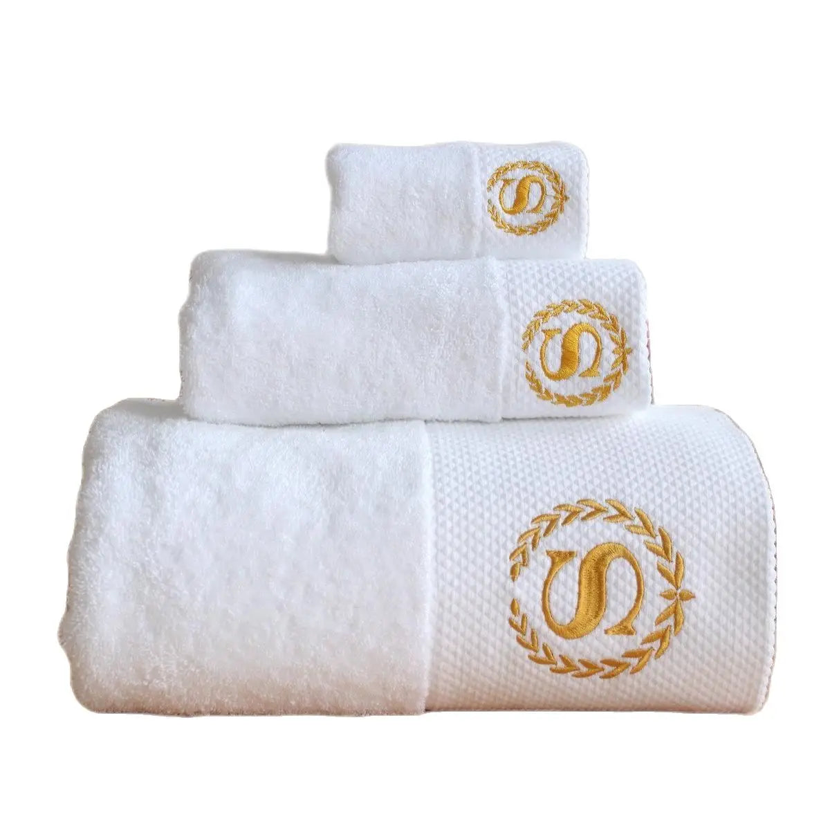 Serviette de bain en coton blanc personnalisable pliée sur une étagère