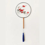 éventail traditionnel artisanal brodé fleurs oiseaux pompon poignée bois couleurs vivesbranches textiles soie bambou