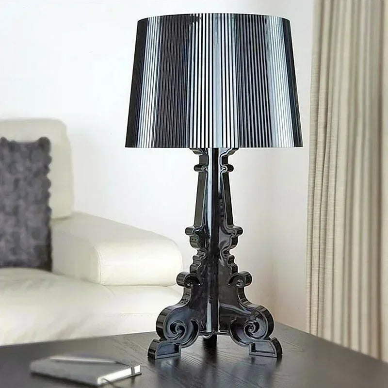 Lampe de chevet baroque blanche transparente sur un bureau
