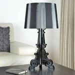 Lampe de chevet baroque blanche transparente sur un bureau