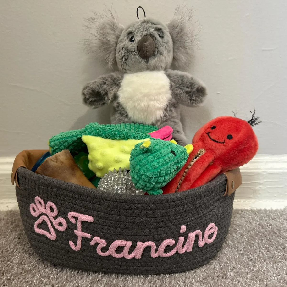panier moderne confortable peluche coton embroidery couleurs blanc gris rose vert rouge marron poignées