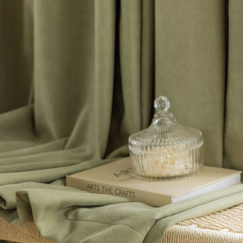 Détail de la texture du rideau occultant noir en polyester coton