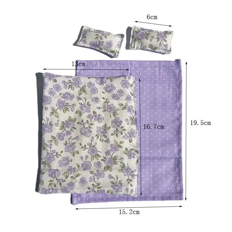 ensemble literie maison poupée lit cadre métal couverture drap oreillers motifs floraux blanc violet