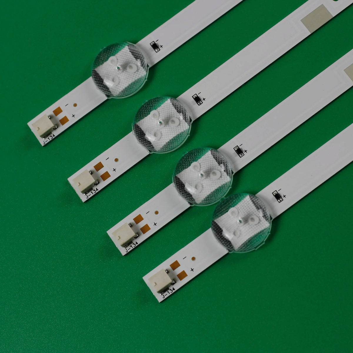 ruban led blanc moderne connecteurs boutons commande opaques télévision