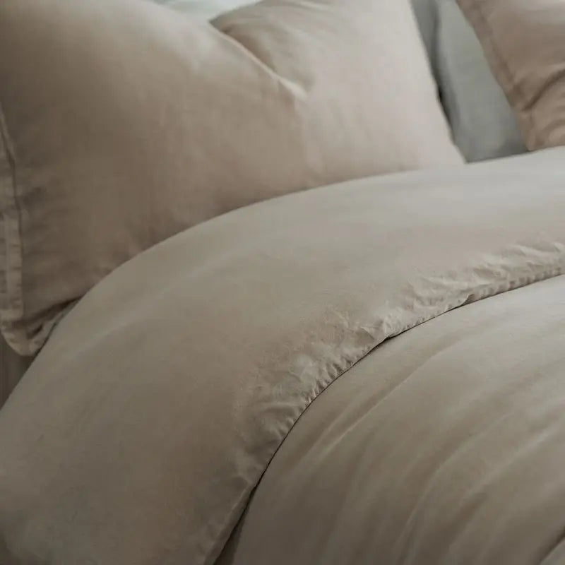 Parure de lit Tencel coton noire sur lit moderne