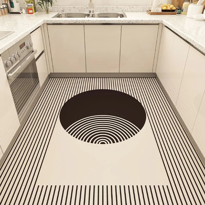 Motif géométrique noir et blanc saisissant sur un plancher de cuisine moderne avec un comptoir et des électroménagers dans un espace de cuisine épuré.