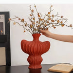 vase moderne céramique blanc noir rouge ondulé fleurs décoration intérieur salon
