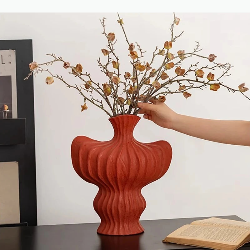 vase moderne céramique blanc noir rouge ondulé fleurs décoration intérieur salon
