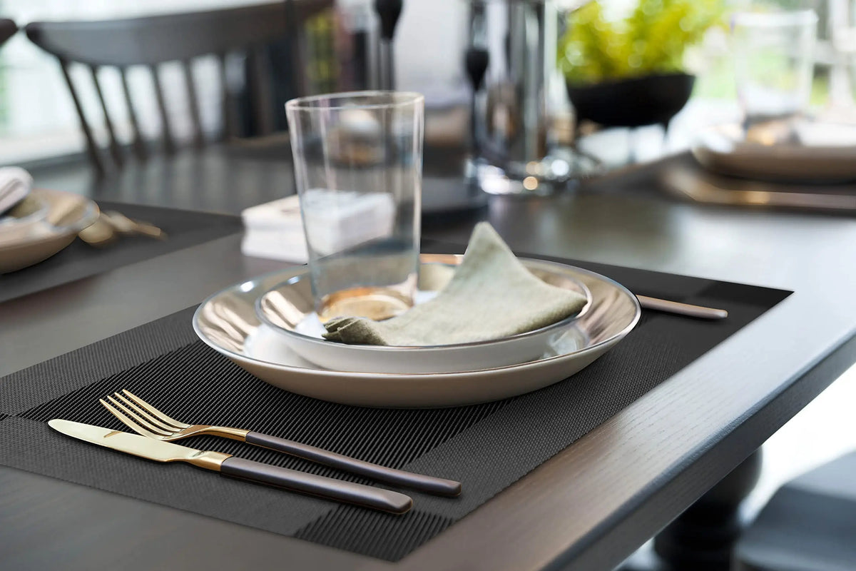 tapis table noir carreaux blancs moderne respectueux environnement 30x45cm assiette fourchette couteau serviette fleur