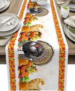 La nappe de table présente des motifs traditionnels d'automne avec des dindons, des citrouilles et des feuilles colorées, créant une ambiance chaleureuse et festive pour un repas en famille.