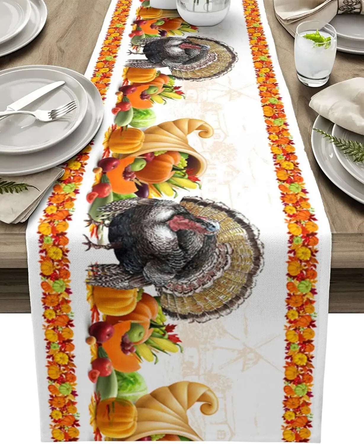 La nappe de table présente des motifs traditionnels d'automne avec des dindons, des citrouilles et des feuilles colorées, créant une ambiance chaleureuse et festive pour un repas en famille.