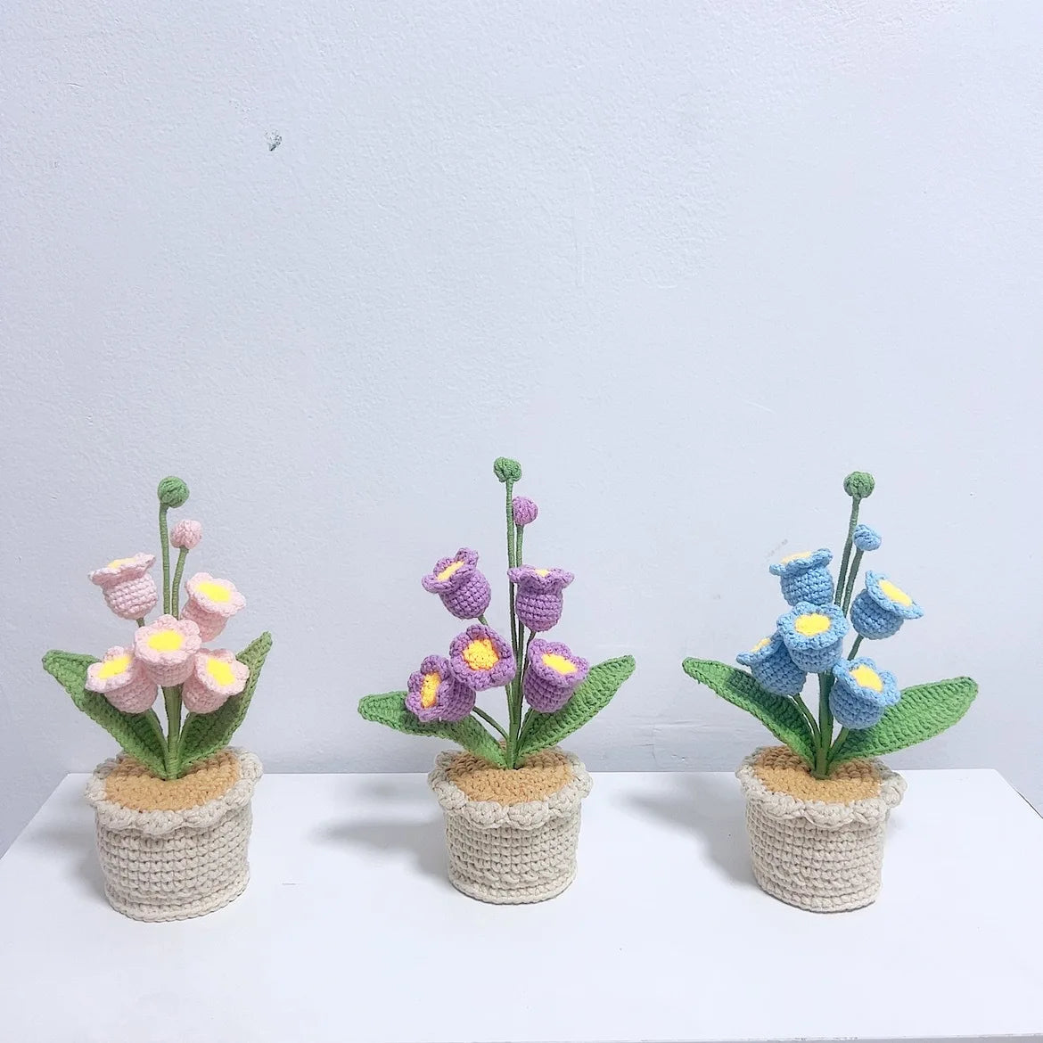 fleurs artificielles tricotées pot artisanal intérieur décoration maison blanc jaune bleu vert beige