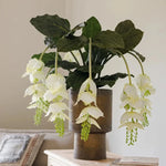 branche artificielle fleurs naturelles extérieur accrochées blanc vert feuilles larges minimaliste