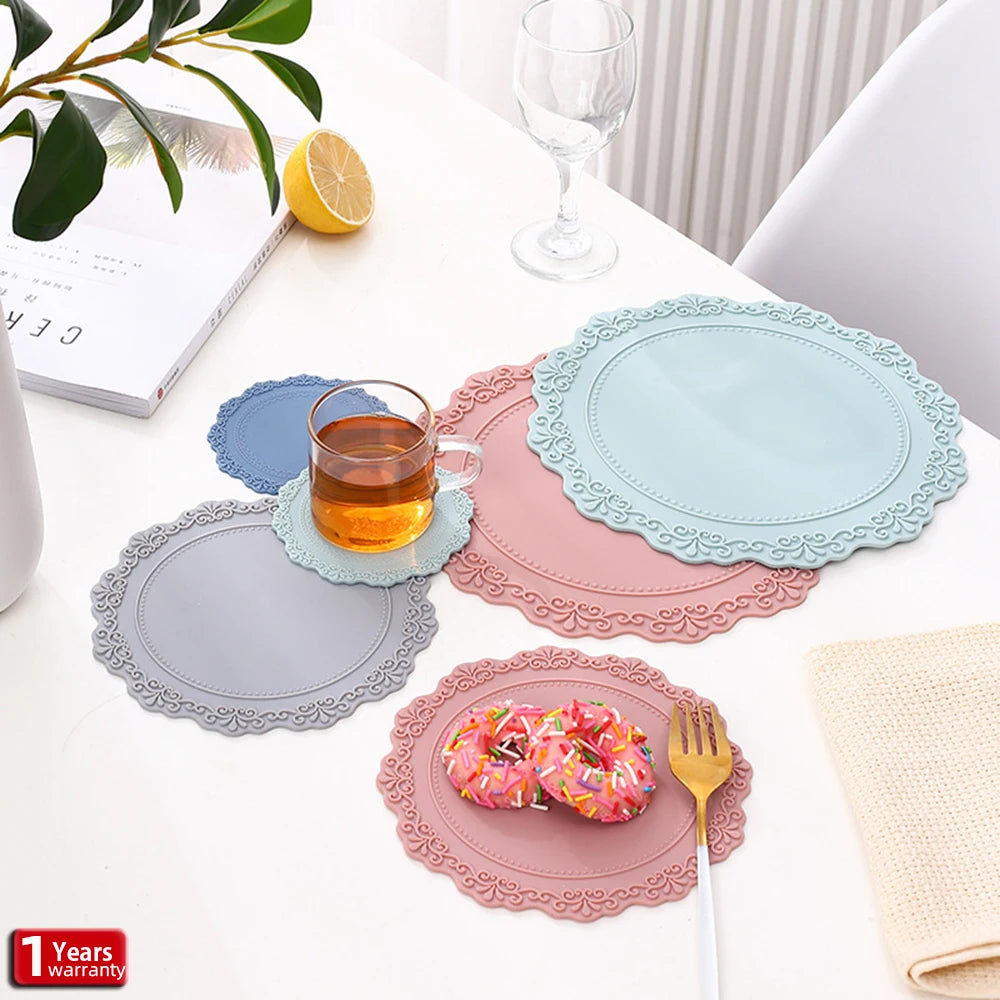 tapis table silicone gris rose bleu marine vert foncé bordure dentelée classique assiettes fourchettes