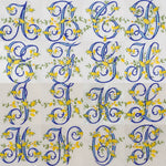 serviette table lin blanc broderie fleurs bleues jaunes décoration mariage