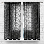 Rideau noir dentelle installé sur une tringle standard