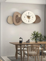 Vue de profil de l'horloge murale suspendue 80 cm