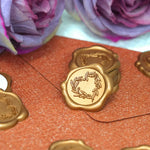 timbres cire classiques adhésifs blanc bleu doré rose feuilles empreintes pieds roses enveloppes cartes