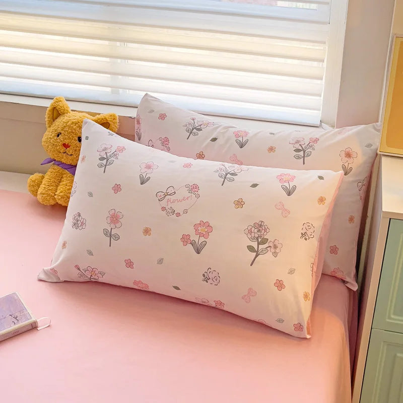 Housse de couette en polyester dans une chambre décorée