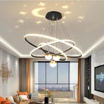 suspension lumineuse moderne or blanc anneaux superposés intérieur chambre salon