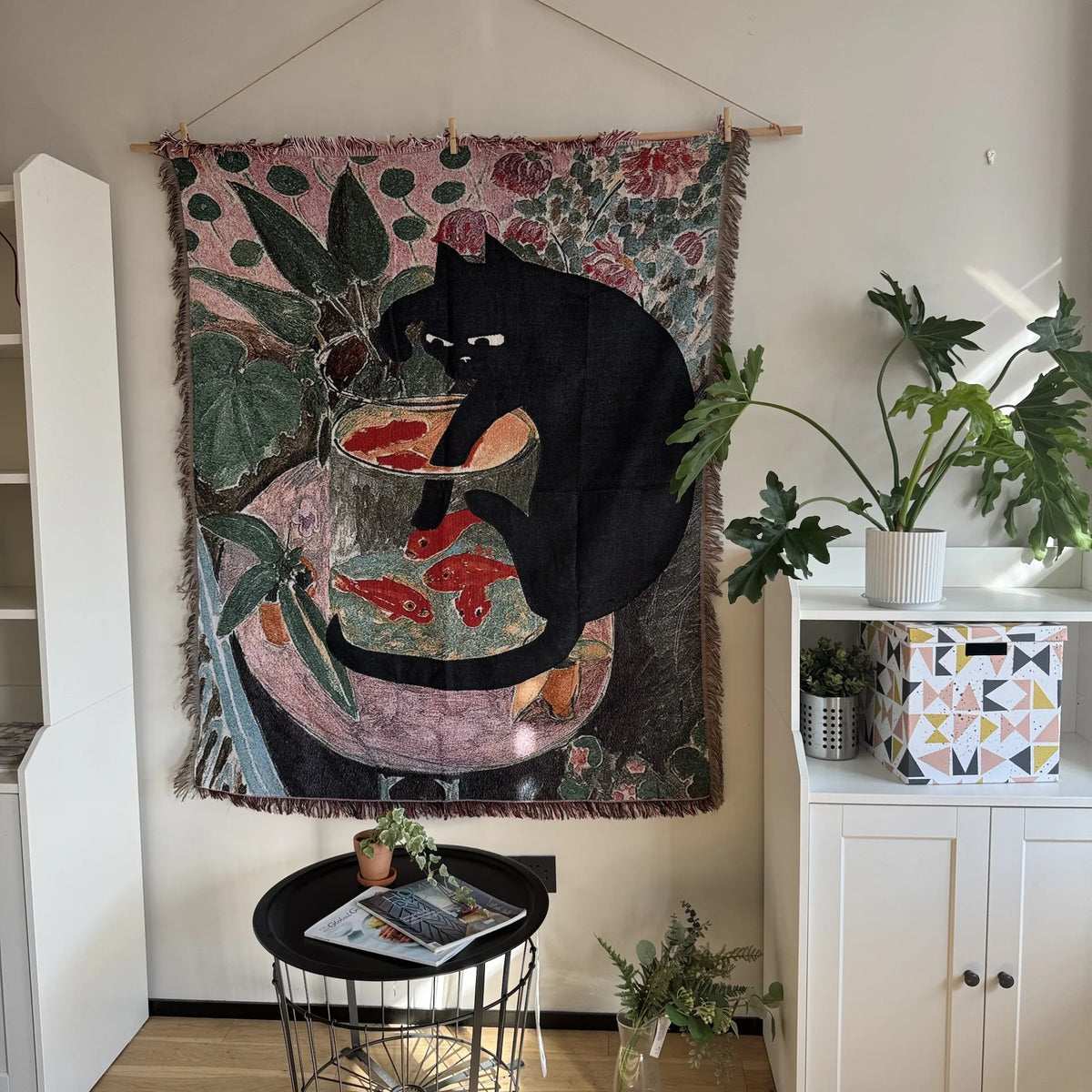 tapisserie murale tissée bohème motif chat noir poissons rouges bordure florale contemporaine opaque