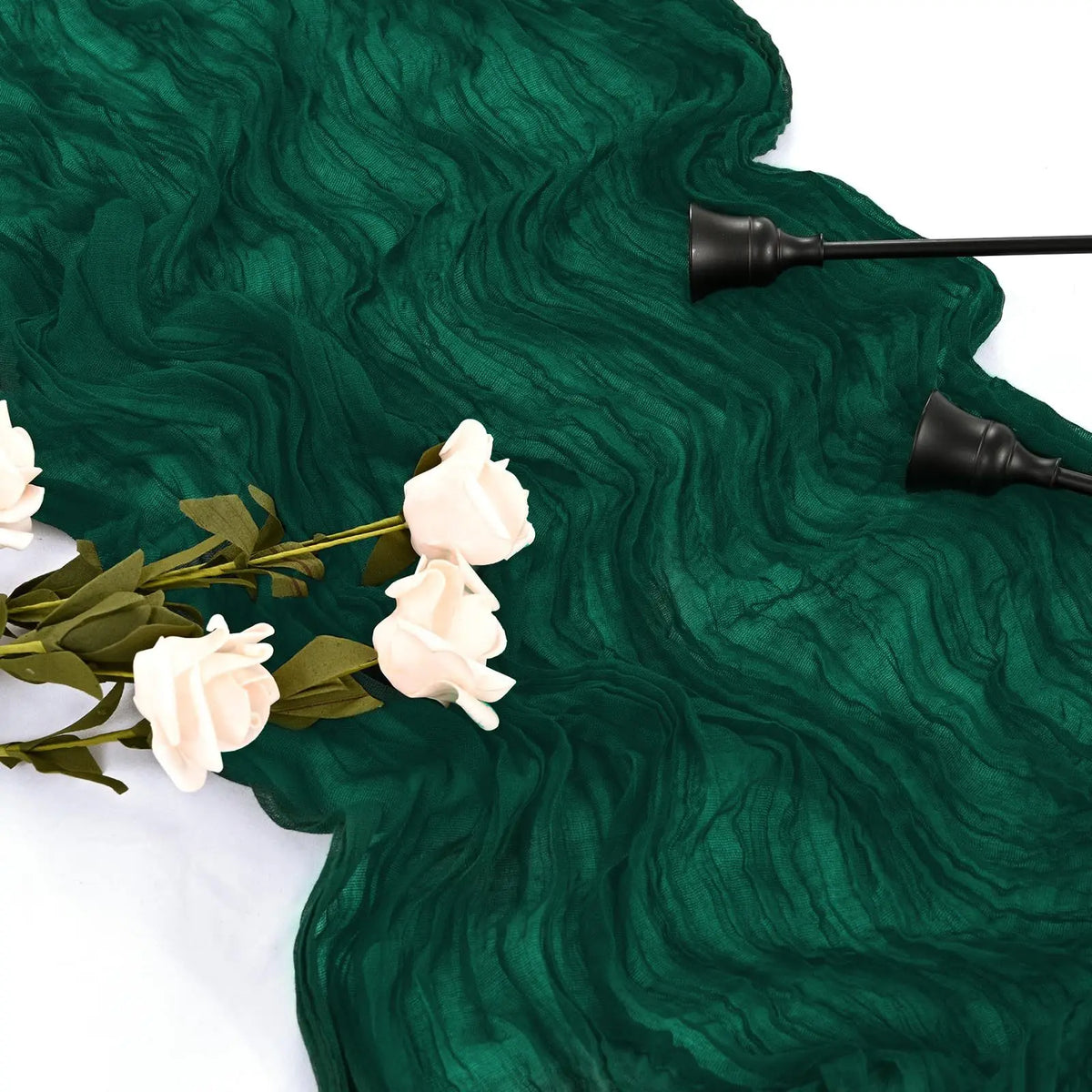 chemin table vert olive rayures horizontales classique assiettes blanches fourchettes dorées gobelets décoratifs bougies