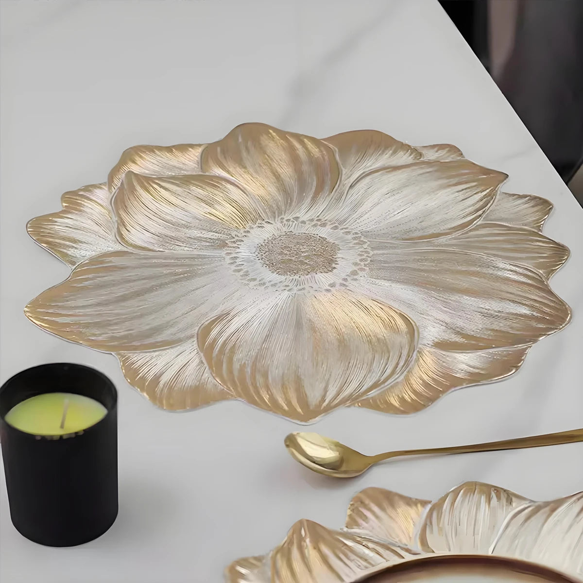 assiette moderne élégante argentée dorée fleur stylisée relief plastique
