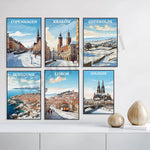 Ensemble de six affiches de voyage illustrant des destinations européennes populaires telles que Copenhague, Cracovie, les Cotswolds, Dubrovnik, Lisbonne et Cologne.