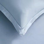 Coussin de sol blanc en gros plan, avec un motif texturé et une fermeture éclair apparente.