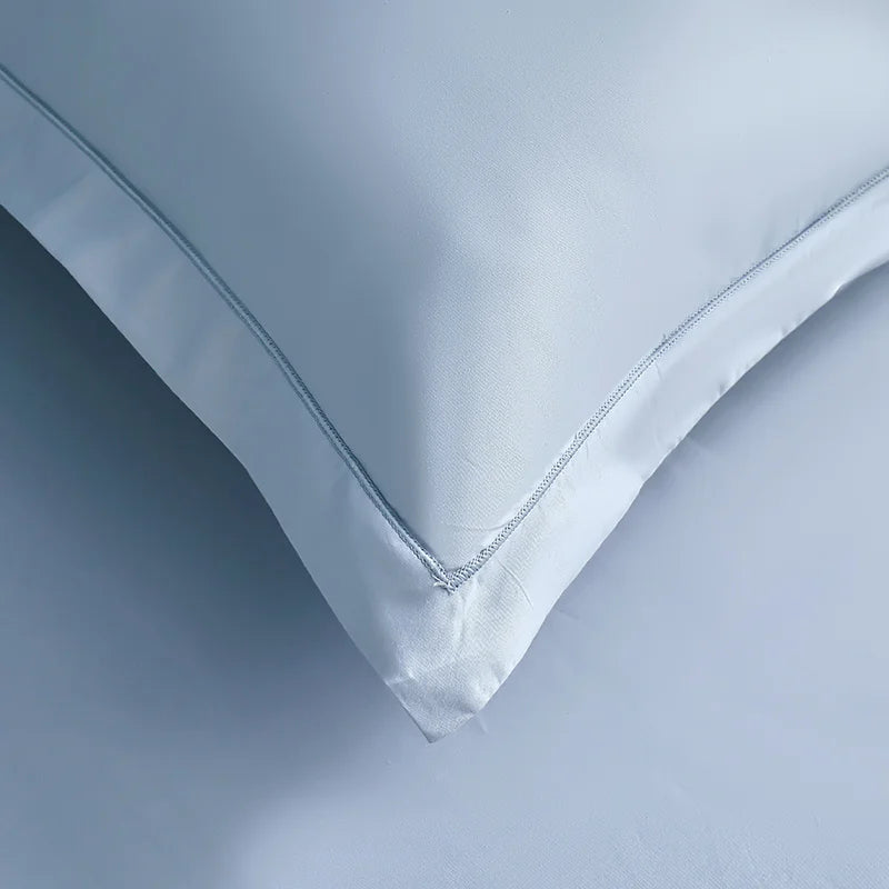 Coussin de sol blanc en gros plan, avec un motif texturé et une fermeture éclair apparente.