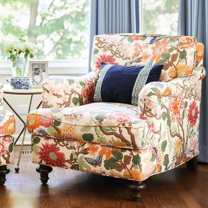 fauteuil fleuri multicolore classique pieds bois coussin bleu confortable salon vintage motifs floraux
