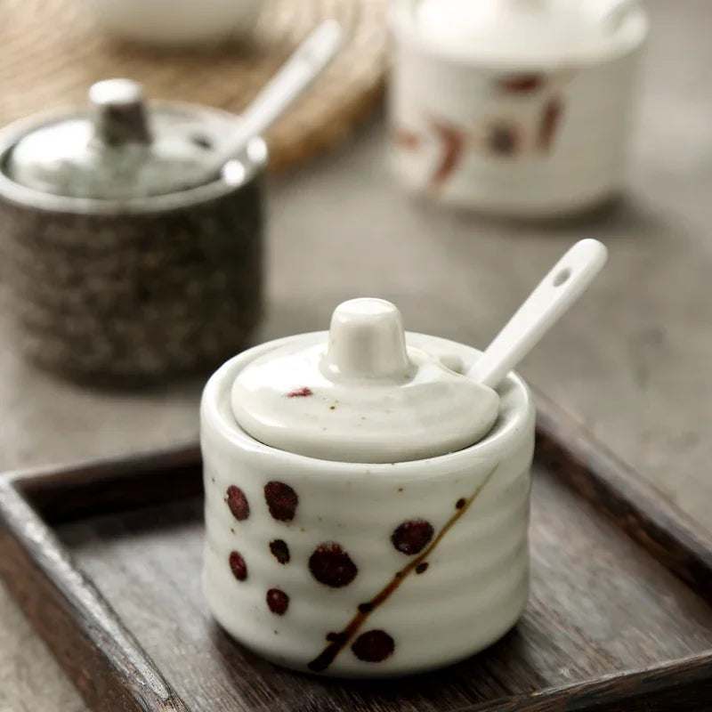 pot condiments porcelaine broyeur épices cuillère fleurs blanches motifs floraux rustique