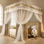 Un lit à baldaquin sophistiqué avec des rideaux blancs et beiges, créant une ambiance élégante et romantique dans cette chambre.