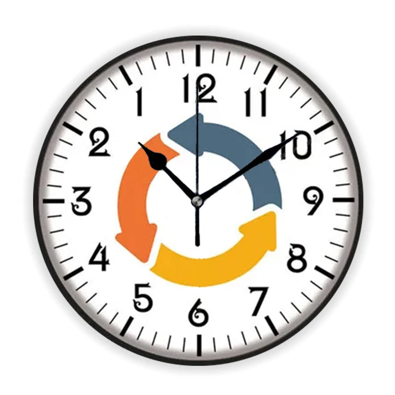 Horloge murale silencieuse jaune dans un intérieur design