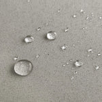 Gouttes d'eau résistantes sur surface imperméable. Idéal pour vêtements outdoor et accessoires de protection contre l'humidité. Conception innovante pour une meilleure performance en extérieur et en toutes conditions météorologiques.