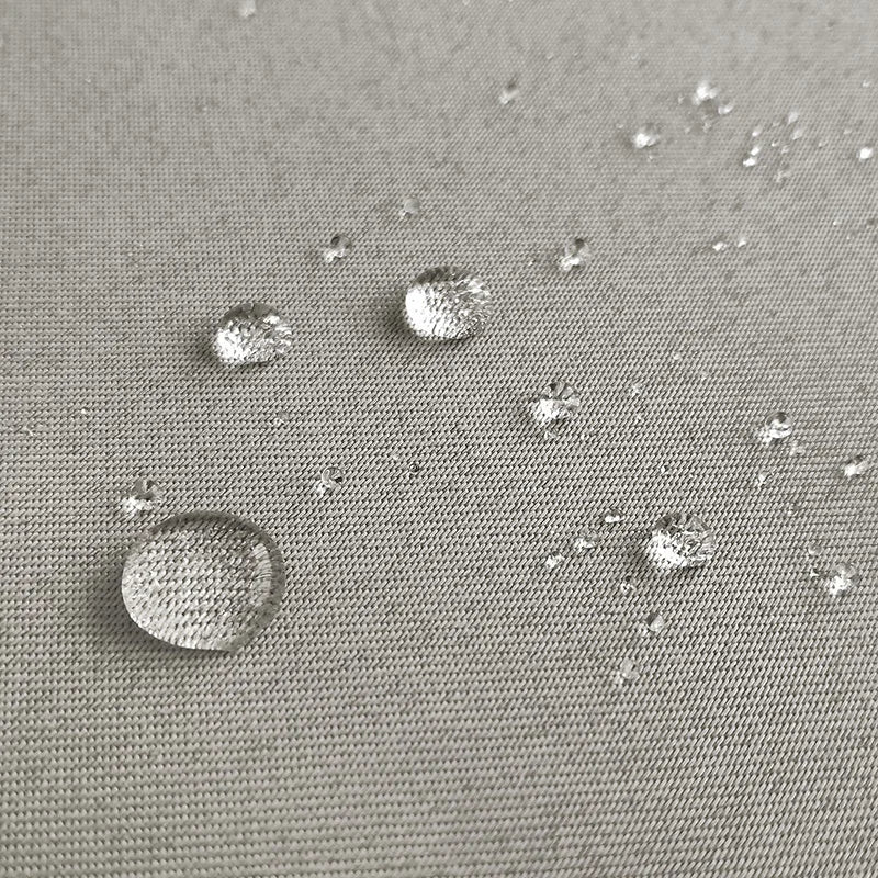 Gouttes d'eau résistantes sur surface imperméable. Idéal pour vêtements outdoor et accessoires de protection contre l'humidité. Conception innovante pour une meilleure performance en extérieur et en toutes conditions météorologiques.