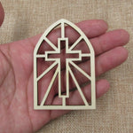 fenêtres décoratives gothiques arches croix motifs géométriques bois beige clair décoration intérieure artisanat miroir