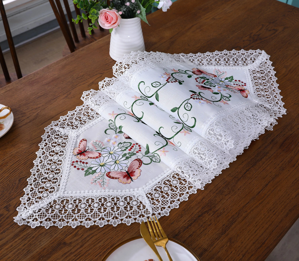nappe brodée papillons motifs floraux bordure dentelle semi transparente blanc crème verte rouge automne