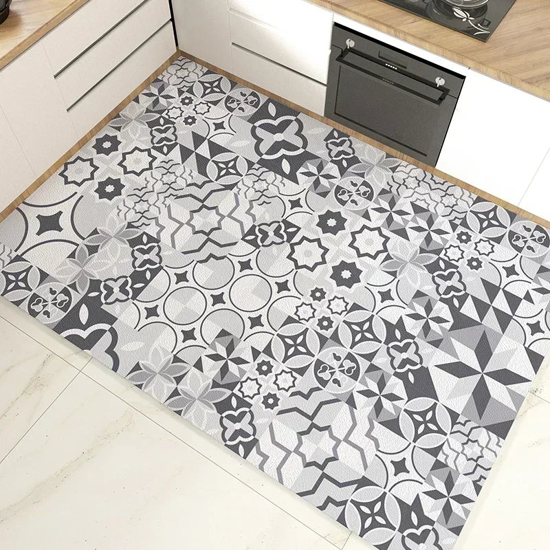 Tapis décoratif en vinyle avec motif géométrique noir et blanc dans une cuisine moderne.