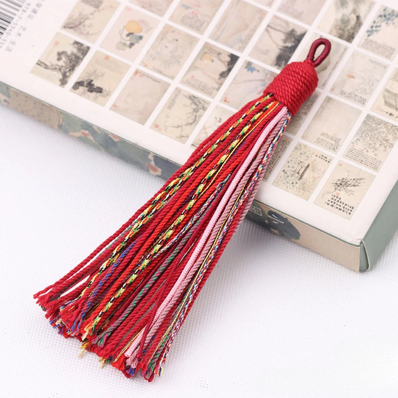 pompons colorés tissés artisanal multicolore vert bleu rouge décoratif rideau vêtement porte clés ornement