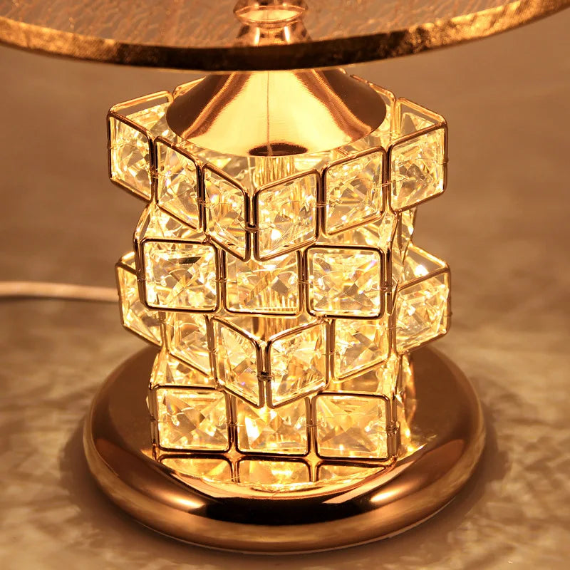 Lampe allumée avec éclairage chaud dans une chambre décorée