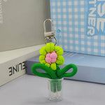 porte clés fleurs tricotées bouteille transparente boucle métallique rouge blanc vert bleu artisanal créatif